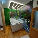 Lejlighed Jacuzzi For Relax - Hollywood Apartment, Stup,