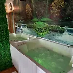 Jacuzzi For Relax - Hollywood Apartment, Stup, Lejlighed Sarajevo