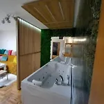 Jacuzzi For Relax - Hollywood Apartment, Stup,