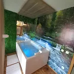 Jacuzzi For Relax - Hollywood Apartment, Stup, *