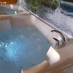 Jacuzzi For Relax - Hollywood Apartment, Stup,