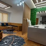 Jacuzzi For Relax - Hollywood Apartment, Stup,