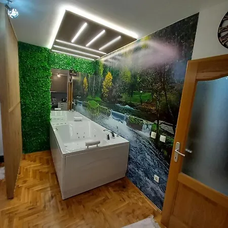 Jacuzzi For Relax - Hollywood Apartment, Stup, Near Airport *