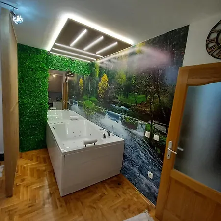 Jacuzzi For Relax - Hollywood Apartment, Stup, Near Airport