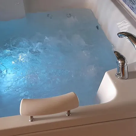 Jacuzzi For Relax - Hollywood Apartment, Stup, Near Airport *