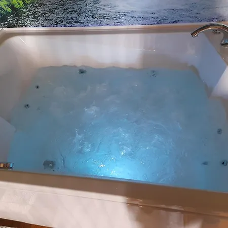 Jacuzzi For Relax - Hollywood Apartment, Stup, *