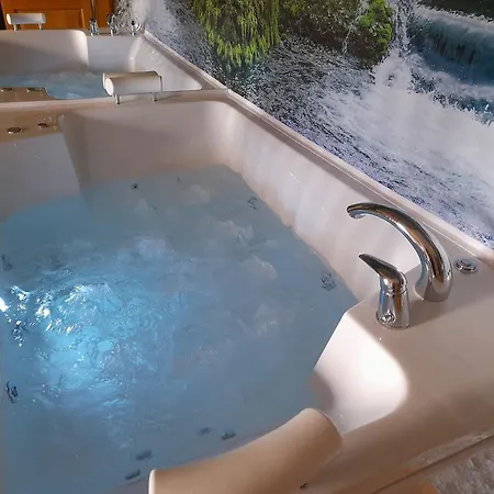 Jacuzzi For Relax - Hollywood Apartment, Stup, Near Airport