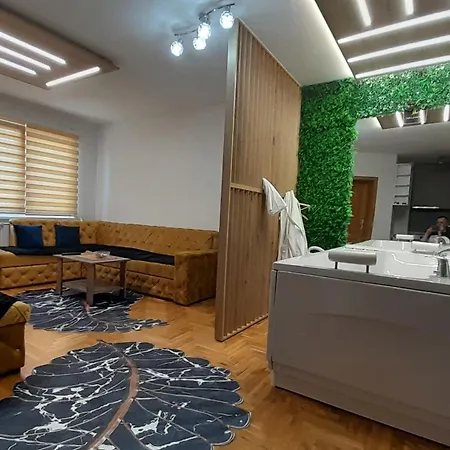 Jacuzzi For Relax - Hollywood Apartment, Stup, Near Airport